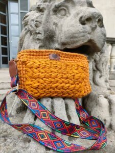 Pochette fatta all'uncinetto, Francesca gialla