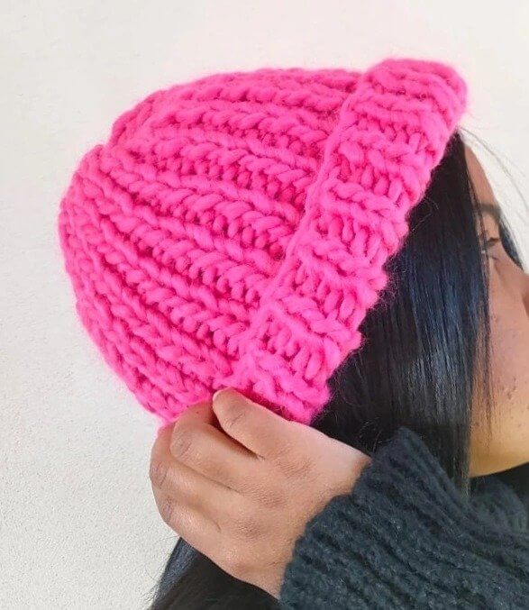 cappello di lana fucsia fatto a mano