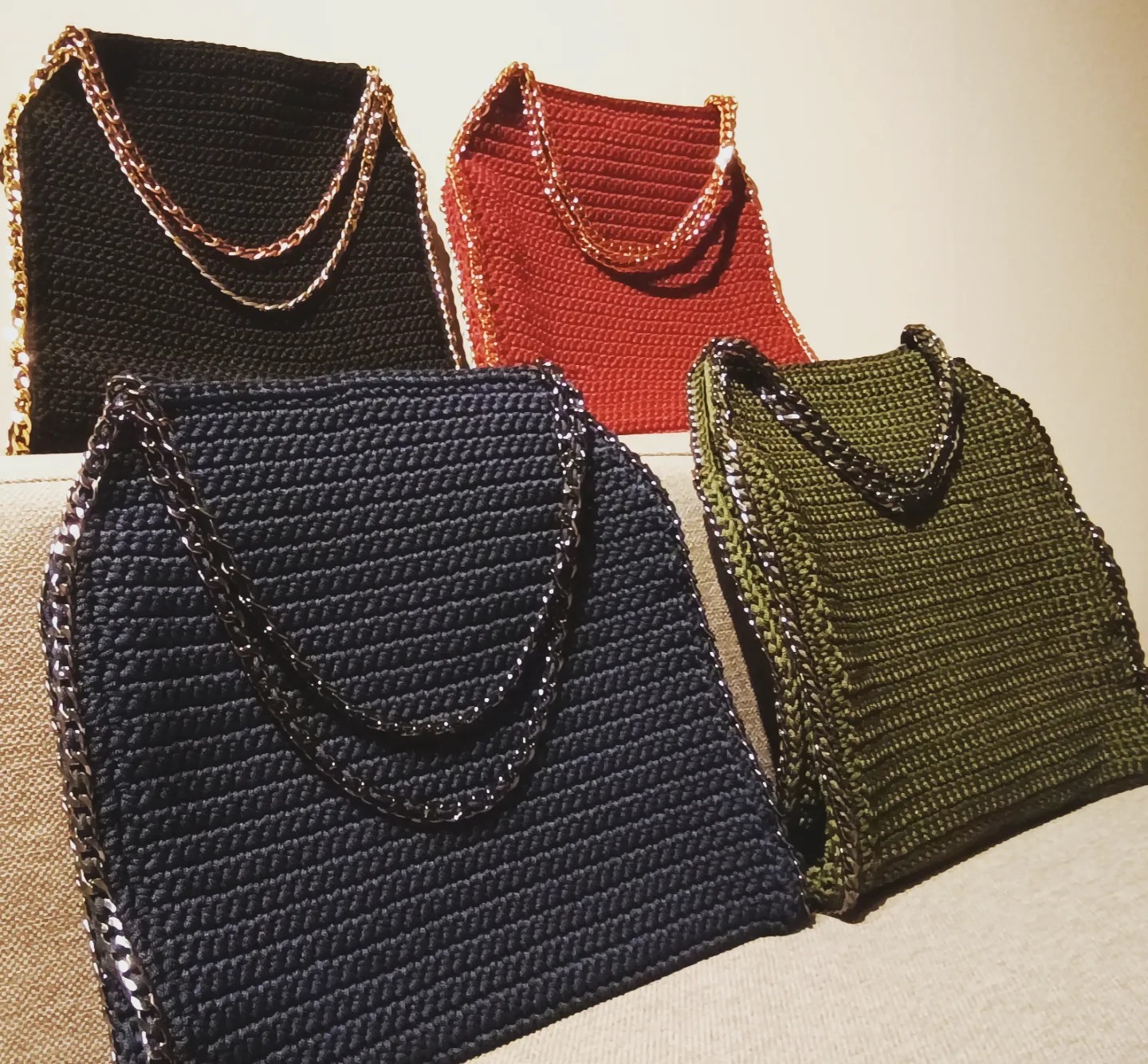 Scopri di più sull'articolo Borse all’uncinetto fatte a mano ispirate allo stile Falabella di Stella McCartney