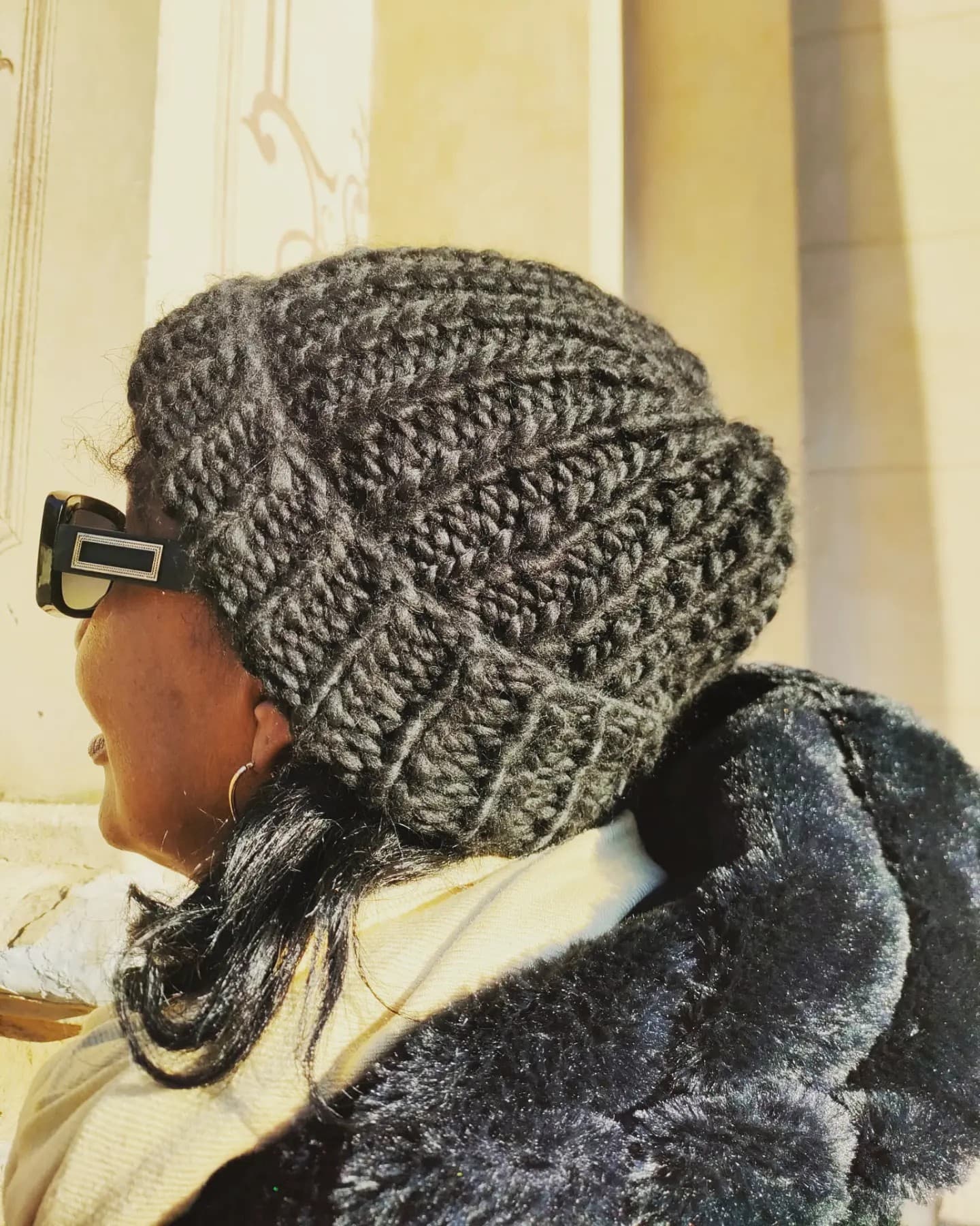 Cappello di lana nero Cachi Boutique. Morbidi cappelli handmade con una vasta gamma di colori e filati disponibili che permettono mescolare e abbinare le tonalità per creare disegni unici e personalizzati.