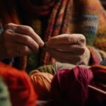 Uncinetto fatto a mano. Lavoro manuale, manifattura artigianale - IA