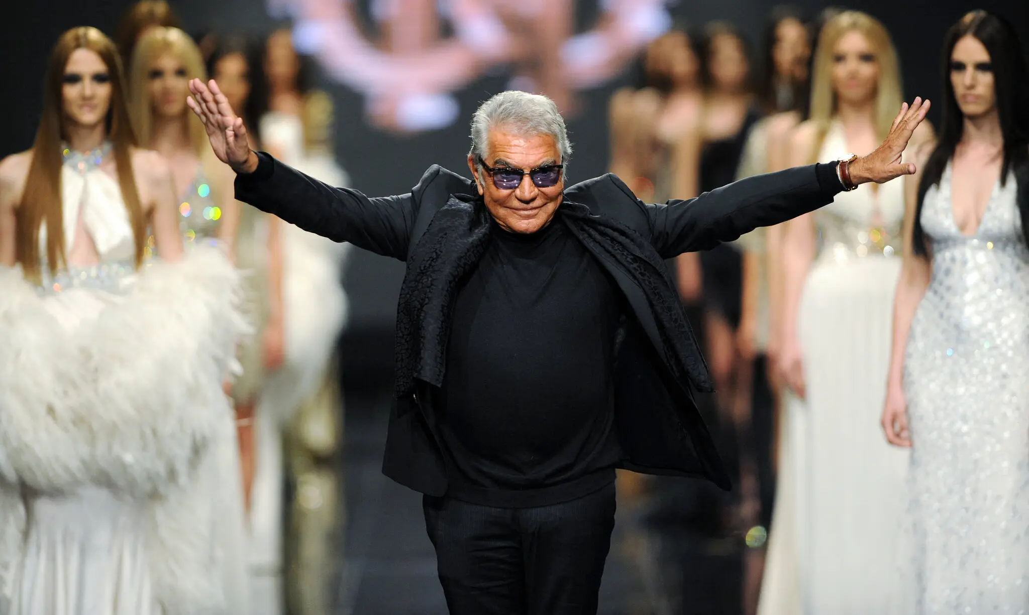 Scopri di più sull'articolo Addio a Roberto Cavalli: L’Iconico Stilista Fiorentino