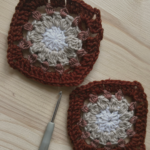 Mattonella granny square all'uncinetto con punto nocciolina