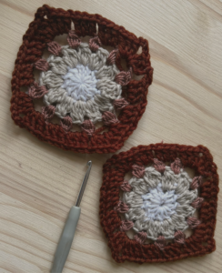 Mattonella granny square all'uncinetto con punto nocciolina